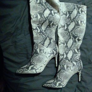 size 7 women's snake pattern boots